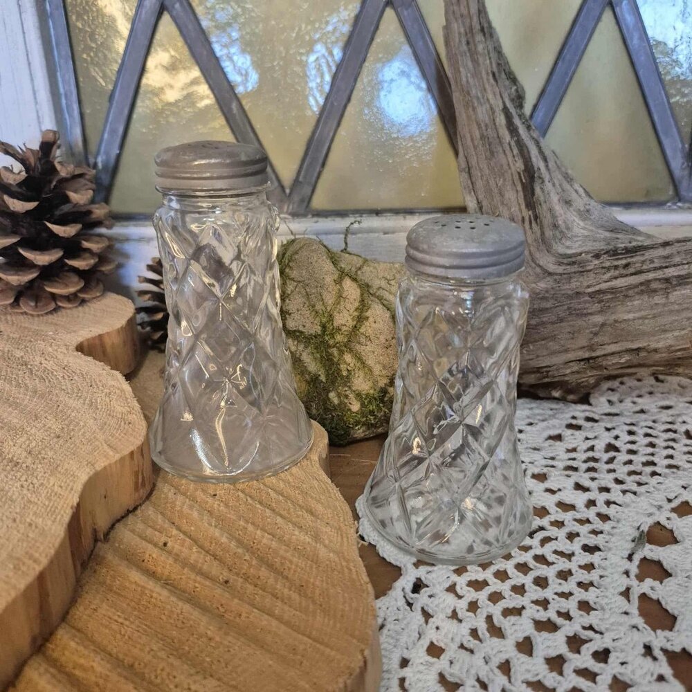 Vintage Pressed Clear Glass Salt & Pepper Shakers + Bonus Small Plate - Picture 2 of 6